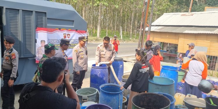 Salurkan Air Bersih Kepada Warga Terdampak Musim Kemarau, Ini Pesan Kapolres Sukabumi