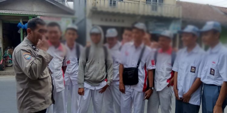 Antisipasi Bubaran Anak Sekolah, Bhabinkamtibmas Polsek Lembursitu Lakukan Sambang dan Patroli
