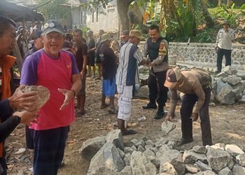 Kegiatan Bhabinkamtibmas Situmekar Sinergitas TNI/POLRI Babinsa Melaksanakan Kerja Bhakti di Sungai Cipelang