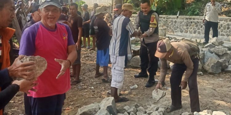 Kegiatan Bhabinkamtibmas Situmekar Sinergitas TNI/POLRI Babinsa Melaksanakan Kerja Bhakti di Sungai Cipelang