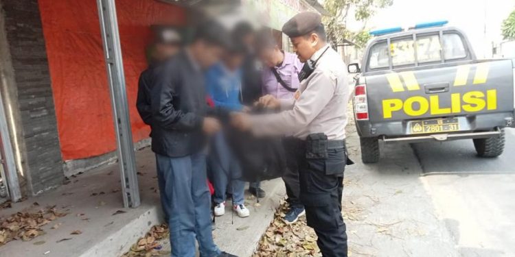 Patroli Siang, Unit Samapta Polsek Lembursitu Polres Sukabumi Kota Antisipasi Tawuran Pelajar Saat Bubaran Sekolah