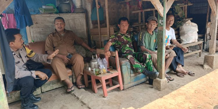 Perkuat Sinergitas TNI-Polri, Bhabinkamtibmas bersama Babinsa Sambang ke Masyarakat Secara Bersama