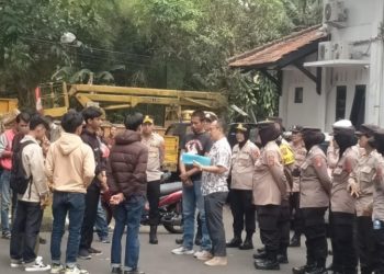 Aksi Unjuk Rasa Mahasiswa Datangi Kantor Dinas PUPR Kota Sukabumi, Menuntut Perbaikan Jembatan Lembursitu
