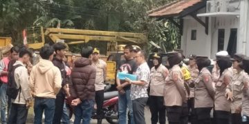 Aksi Unjuk Rasa Mahasiswa Datangi Kantor Dinas PUPR Kota Sukabumi, Menuntut Perbaikan Jembatan Lembursitu