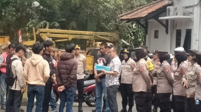Aksi Unjuk Rasa Mahasiswa Datangi Kantor Dinas PUPR Kota Sukabumi, Menuntut Perbaikan Jembatan Lembursitu