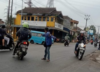 Ikhlas Nya Tukang Ojek Lembursitu, Bantu Pengendara Seberangi Jalan