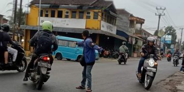 Ikhlas Nya Tukang Ojek Lembursitu, Bantu Pengendara Seberangi Jalan