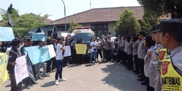 Kawal Aksi Unras di Kantor DPTR, Polwan di Sukabumi Bagikan Air Mineral ke Peserta Aksi