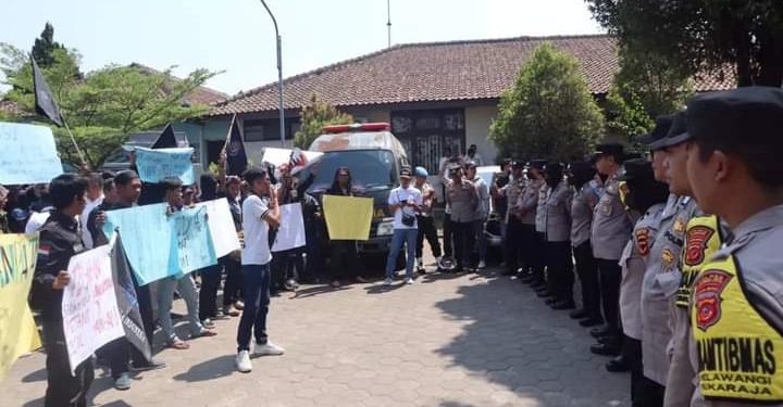 Kawal Aksi Unras di Kantor DPTR, Polwan di Sukabumi Bagikan Air Mineral ke Peserta Aksi