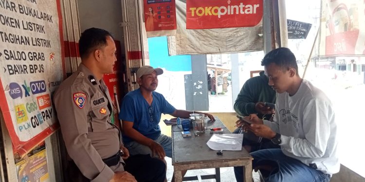 Sambang, Bhabinkamtibmas Ajak Masyarakat Agar Bahu Membahu Menjaga Keamanan di Wilayah