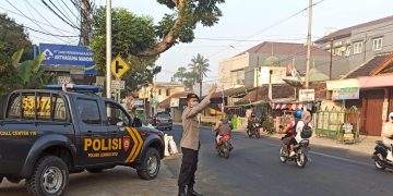 Ciptakan Lalu Lintas Lancar Dan Kamtibmas Yang Aman, Anggota Polsek Lembursitu Laksanakan Patroli Pengaturan Lalu Lintas
