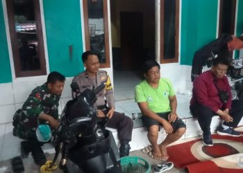Wujudkan Sinergitas TNI-POLRI Polsek Lembursitu Sambang Warga