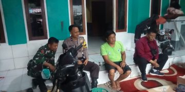 Wujudkan Sinergitas TNI-POLRI Polsek Lembursitu Sambang Warga