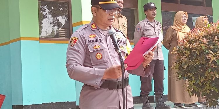 Kapolsek Lembursitu Jadi Pembina Upacara Bendera di SMPN 13