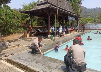 Ciptakan Kondusifitas Yang Aman Anggota Polsek Lembursitu Sambangi Wisata Kolam Renang