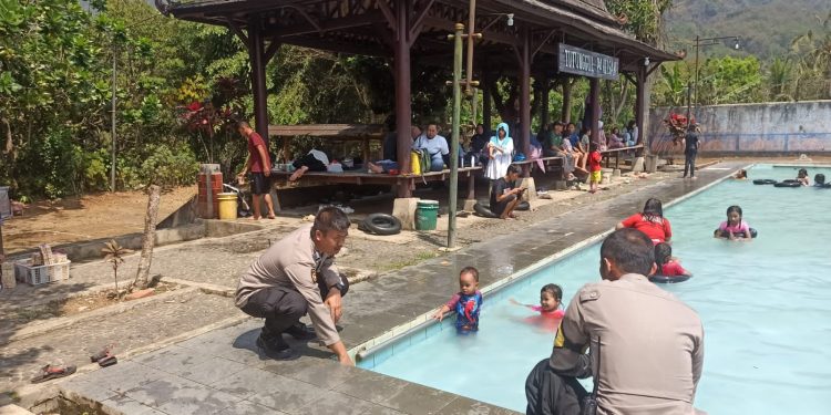 Ciptakan Kondusifitas Yang Aman Anggota Polsek Lembursitu Sambangi Wisata Kolam Renang