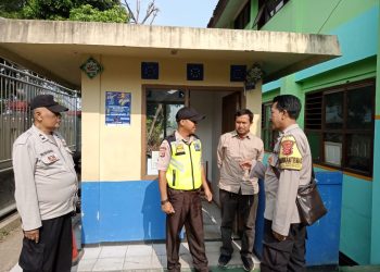 Sambangi Security Sekolah, PS Kanit Binmas dan Bhabinkamtibmas Sampaikan Pesan Kamtibmas