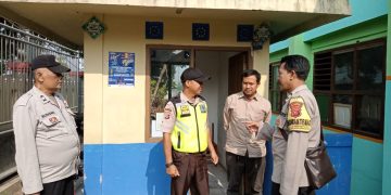 Sambangi Security Sekolah, PS Kanit Binmas dan Bhabinkamtibmas Sampaikan Pesan Kamtibmas