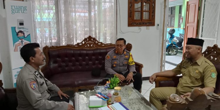 Kapolsek Lembursitu Sambang ke Kepala Sekolah SMPN 13