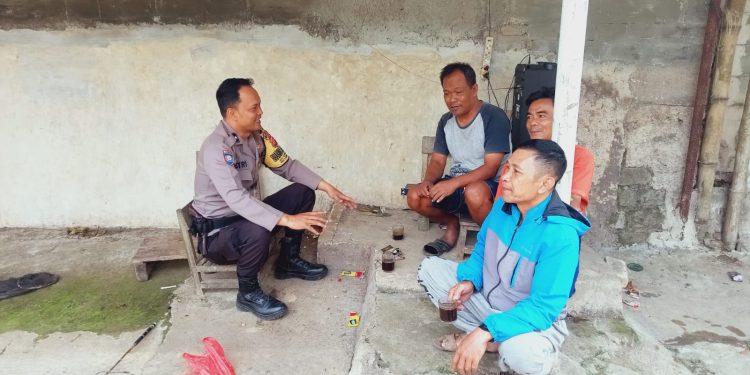 Sambang, Bhabinkamtibmas Ajak Warga Masyarakat Agar Bahu Membahu Menjaga Keamanan di Wilayah