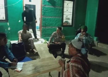 Bhabinkamtibmas Polsek Lembursitu Sambangi Warga Di Malam Hari