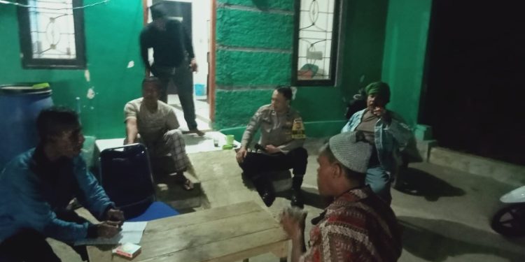 Bhabinkamtibmas Polsek Lembursitu Sambangi Warga Di Malam Hari