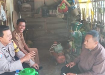 Ngobrol Bersama Warga, Bhabinkamtibmas Sampaikan Himbauan Kamtibmas