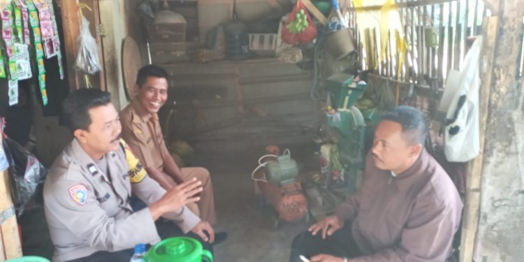 Ngobrol Bersama Warga, Bhabinkamtibmas Sampaikan Himbauan Kamtibmas