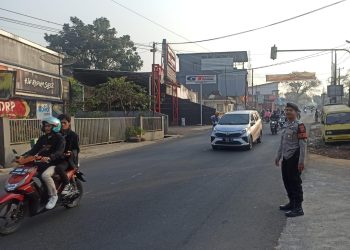 Wujud Pelayanan Guna Kelancaran Lalu Lintas Anggota Polsek Lembursitu Laksanakan Pengaturan Lalu Lintas di Pagi Hari