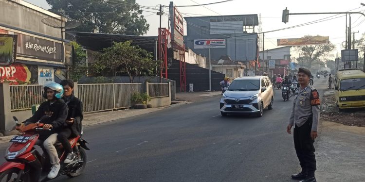 Wujud Pelayanan Guna Kelancaran Lalu Lintas Anggota Polsek Lembursitu Laksanakan Pengaturan Lalu Lintas di Pagi Hari