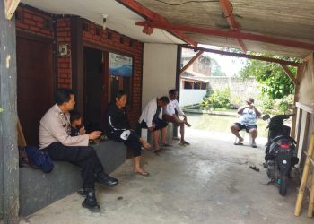 Ngobrol Bersama Warga, Bhabinkamtibmas Sampaikan Himbauan Kamtibmas