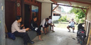 Ngobrol Bersama Warga, Bhabinkamtibmas Sampaikan Himbauan Kamtibmas
