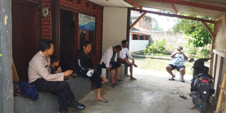 Ngobrol Bersama Warga, Bhabinkamtibmas Sampaikan Himbauan Kamtibmas