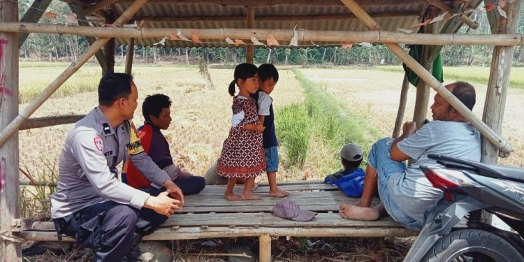 Bhabinkamtibmas Sambang Tokoh Masyarakat, Sampaikan Pesan Kamtibmas