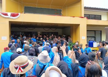 Bacaldes Usungannya Gagal, Ratusan Warga Karang Tengah Gerudug DPMD Kab. Sukabumi