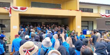 Bacaldes Usungannya Gagal, Ratusan Warga Karang Tengah Gerudug DPMD Kab. Sukabumi
