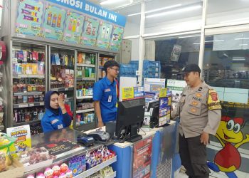 Ciptakan Kamtibmas Yang Kondusif, Bhabinkamtibmas Sambangi Indomaret di Wilayah Binaannya
