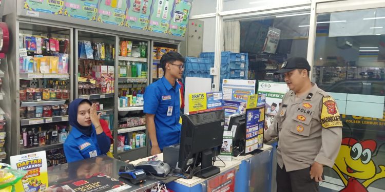 Ciptakan Kamtibmas Yang Kondusif, Bhabinkamtibmas Sambangi Indomaret di Wilayah Binaannya