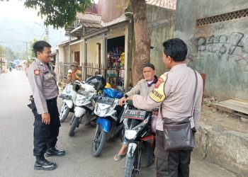 Ngobrol Bersama Warga, Bhabinkamtibmas Sampaikan Himbauan Kamtibmas