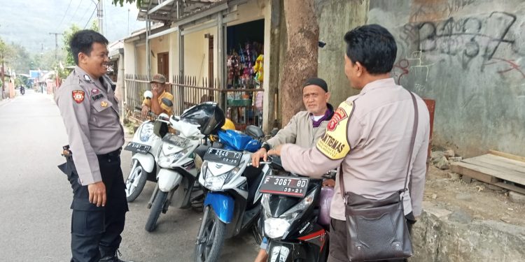 Ngobrol Bersama Warga, Bhabinkamtibmas Sampaikan Himbauan Kamtibmas
