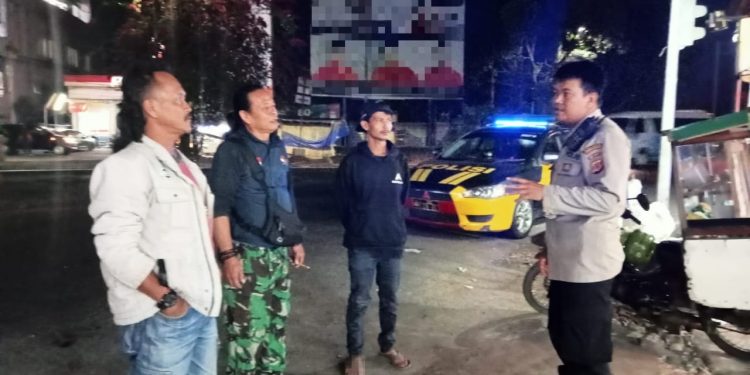 Patroli Dialogis Malam Hari, Upaya Anggota Polsek Lembursitu Cegah Gangguan Kamtibmas