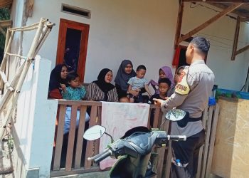 Sambangi Ibu-Ibu Di Wilayah Binaan, Bhabinkamtibmas Sampaikan Pesan Kamtibmas
