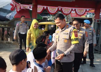Polres Sukabumi Kota Salurkan Bantuan Peralatan Sekolah Bagi Puluhan Siswa Yatim Sekolah Dasar