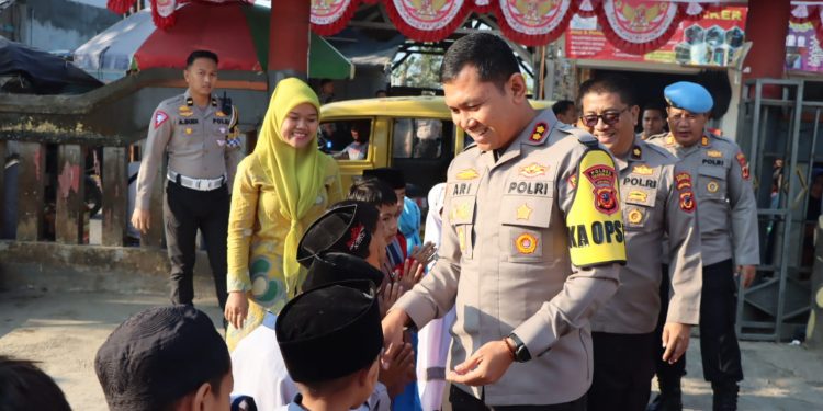 Polres Sukabumi Kota Salurkan Bantuan Peralatan Sekolah Bagi Puluhan Siswa Yatim Sekolah Dasar