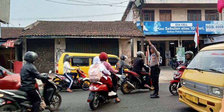 Ciptakan Kamseltibcarlantas, Polsek Lembursitu Gelar Pelayanan Rutin Gatur Pagi Hari