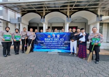 Sambut Hari Lalulintas Bhayangkara ke-68, Polantas di Sukabumi Gelar Aksi Bersih-bersih Masjid dan Gereja