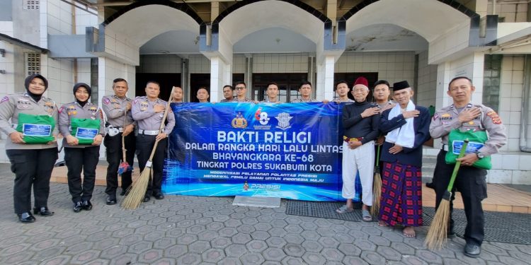 Sambut Hari Lalulintas Bhayangkara ke-68, Polantas di Sukabumi Gelar Aksi Bersih-bersih Masjid dan Gereja