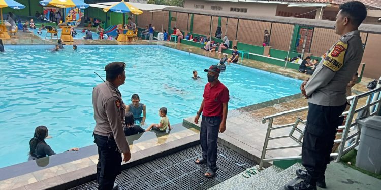 Anggota Polsek Lembursitu Patroli Ke Tempat Wisata Kolam Renang Sport Garden