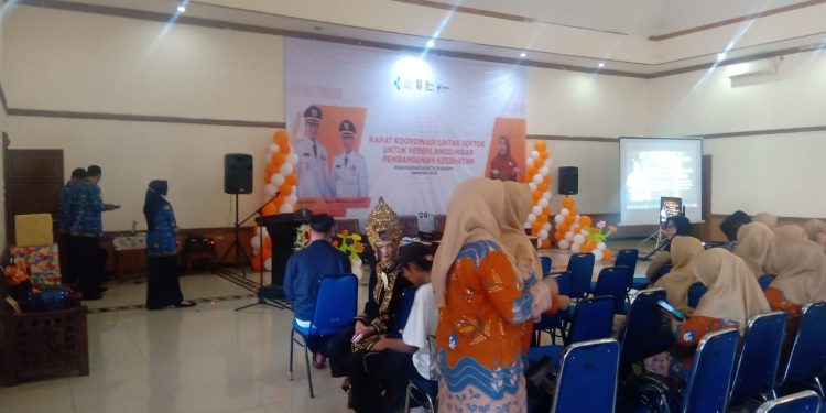 Bhabinkamtibmas Polsek Lembursitu Hadiri Rapat Koordinasi Lintas Sektor Untuk Keberlangsungan Pembangunan Kesehatan