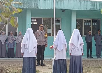 Kapolsek Lembursitu Giat Police Goes To School Jadi Pembina Upacara di Sekolah Mts Amal Islami Kel Sindangsari